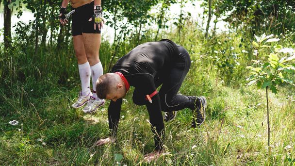 Minsk, Bularus. July 28, 2019. Sport competitions, nature. Men exercise - Foto, Imagen