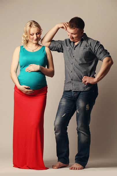 Pregnant woman with her husband - Foto, imagen