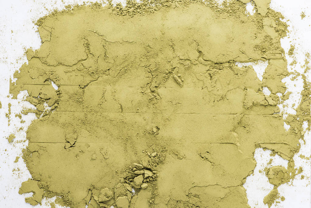 Κορυφαία θέα της πράσινης σκόνης τσαγιού μάτσα σε λευκό τραπέζι  - Φωτογραφία, εικόνα
