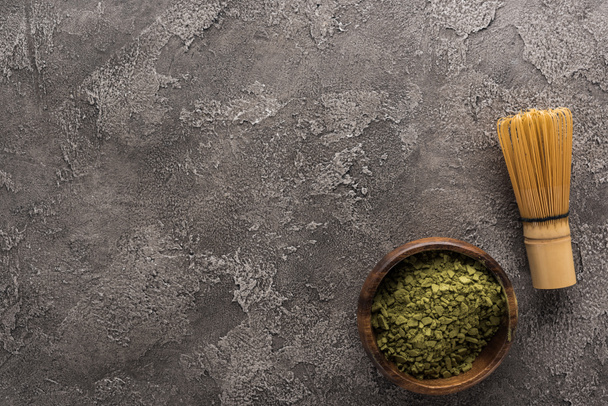 vista dall'alto della polvere di tè verde matcha sul tavolo di pietra scura
 - Foto, immagini