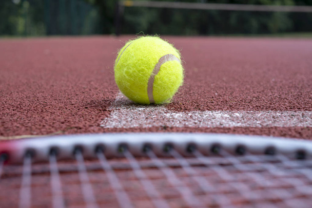Nízký úhel pohledu tenis s koulí a raketu - Fotografie, Obrázek