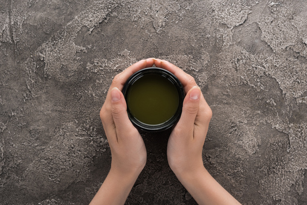 Widok z góry kobiety gospodarstwa Matcha herbata Matcha w rękach - Zdjęcie, obraz