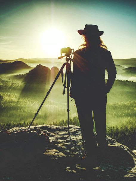 Леді-фотограф турист з фотоапаратом знімає схід сонця
  - Фото, зображення