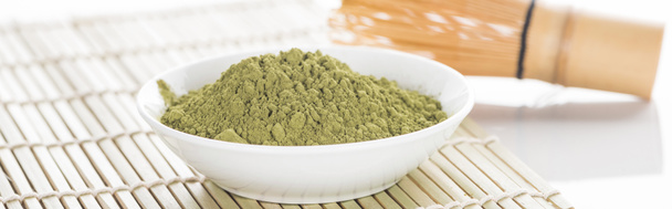 traditioneller grüner Matcha-Tee mit Schneebesen auf Bambusmatte - Foto, Bild
