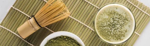 vista superior de té matcha verde y batidor en estera de bambú
 - Foto, imagen