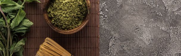 vista dall'alto del tè verde matcha e menta sul tappetino di bambù sul tavolo di pietra scura
 - Foto, immagini