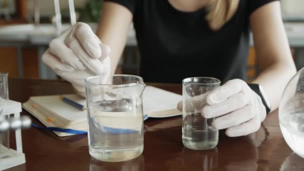 Ο φοιτητής χημικός κάνει δουλειά και πειράματα κατά τη διάρκεια μιας διδασκαλίας στο κολλέγιο. Κοντινό.   - Πλάνα, βίντεο