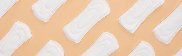 ベージュ、パノラマショットで分離された白い綿の衛生タオルとシームレスなパターン - 写真・画像