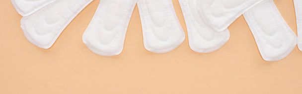 vista superior de toalhas sanitárias de algodão branco isoladas em bege, tiro panorâmico
 - Foto, Imagem