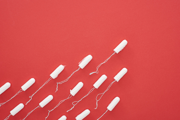 flat lay with white cotton tampons isolated on red - Foto, afbeelding