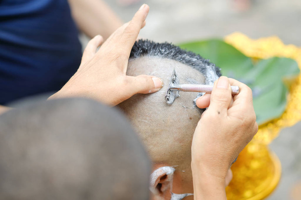 Nahaufnahme von rasierten Haaren für ordinierten buddhistischen Mann  - Foto, Bild