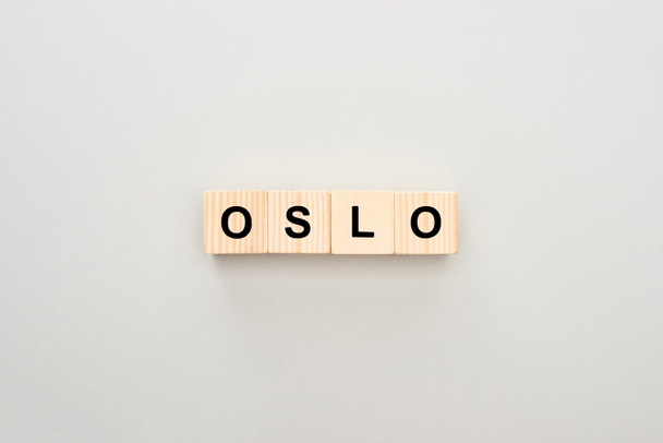 vista dall'alto di blocchi di legno con scritte Oslo su sfondo bianco
 - Foto, immagini