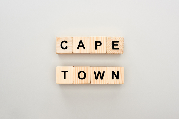 vista superior de blocos de madeira com letras da Cidade do Cabo sobre fundo branco
 - Foto, Imagem