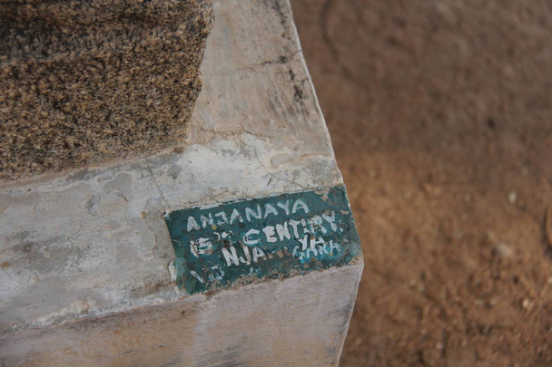 Указатель или табличка к памятнику Анджаная. Хампи, Индия
 - Фото, изображение