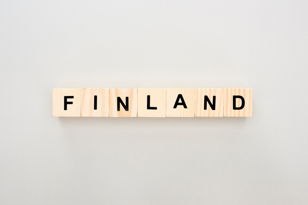 Ansicht von Holzblöcken mit finnischem Schriftzug auf weißem Hintergrund - Foto, Bild