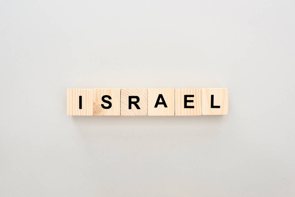 vista dall'alto di blocchi di legno con iscrizione Israele su sfondo bianco
 - Foto, immagini