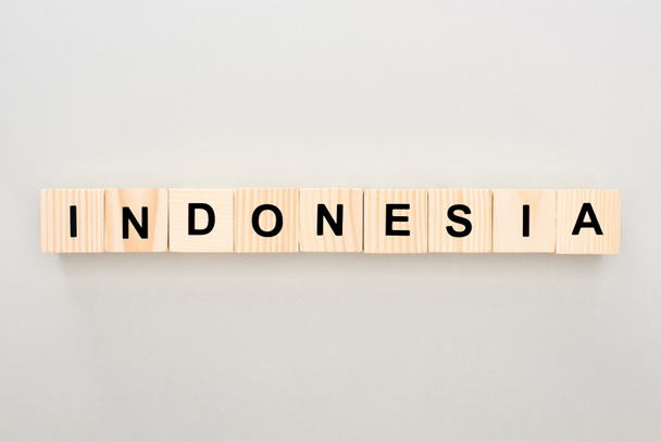 vue du dessus des blocs de bois avec lettrage Indonésie sur fond blanc
 - Photo, image