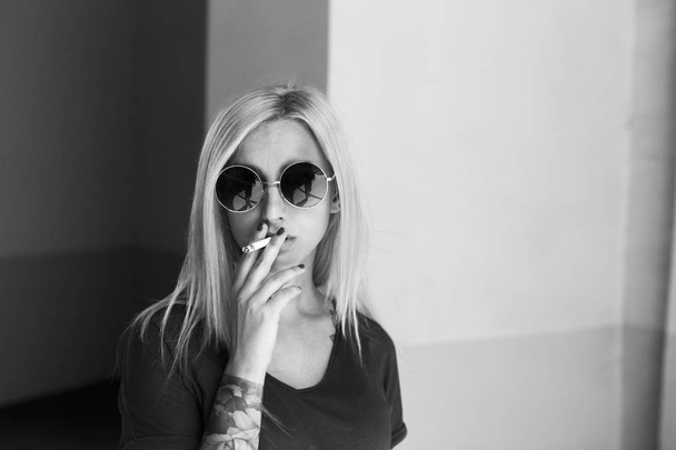 портрет молодой курящей женщины - Фото, изображение