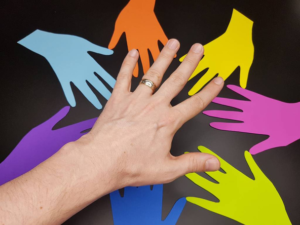 Internationaler Tag der Menschenrechte Bild für globale Gleichheit und Frieden mit bunten Menschen Handabdrücken, Konzept der sozialen Vielfalt. - Foto, Bild