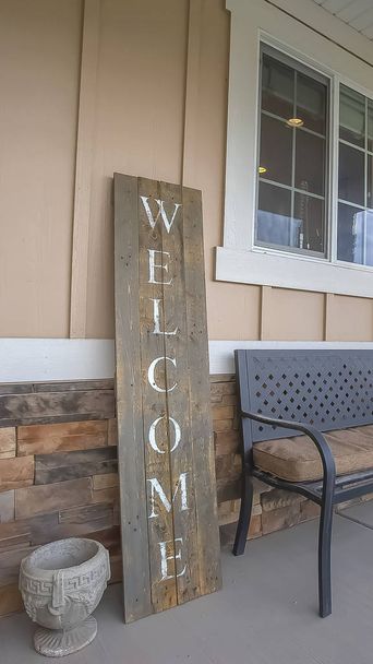 Verticale frame houten welkom teken en meubilair op de voorkant van de veranda van een residentie - Foto, afbeelding
