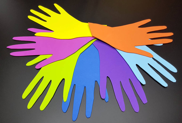 Wizerunek Międzynarodowego Dnia Praw Człowieka na rzecz globalnej równości i pokoju z kolorowymi ludźmi, odcisk dłoni, koncepcja różnorodności społecznej. - Zdjęcie, obraz