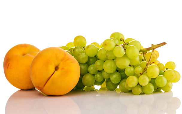 green grapes and ripe peach - Фото, изображение