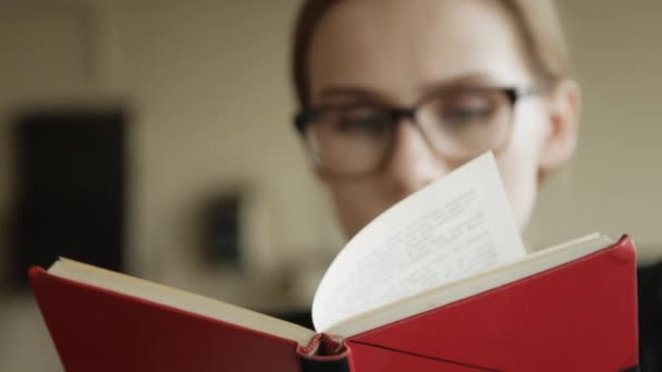 junges Mädchen mit Brille liest Buch im Chemie-Hörsaal der Universität - Filmmaterial, Video