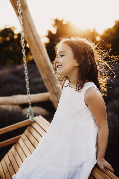 Портрет дивовижної маленької дівчинки, одягненої у білий сон
 - Фото, зображення