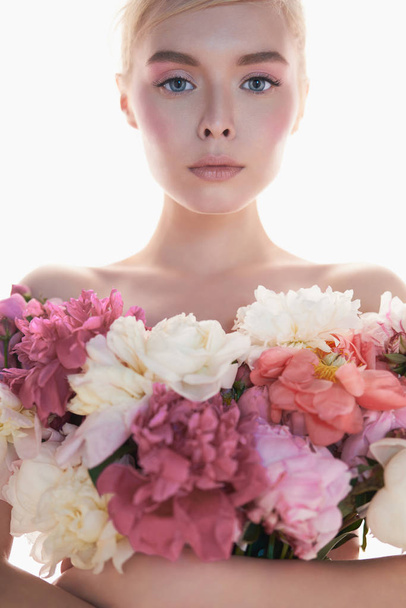 Young beautiful woman with bouquet of roses. Professional art ma - Foto, afbeelding