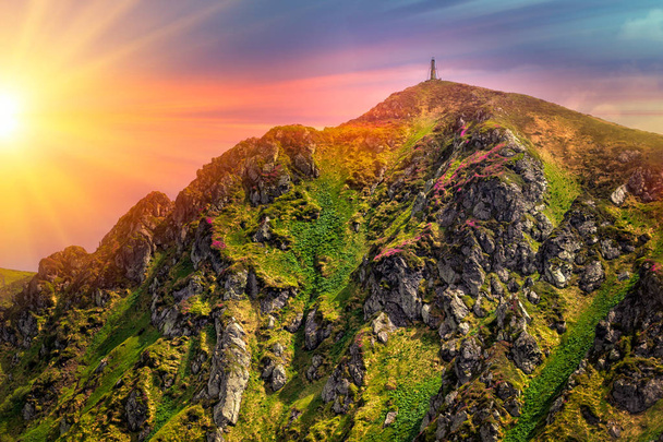 Paisaje otoñal con vistas a la montaña, valle y laguna. Las laderas de la colina están cubiertas de arctous escarlata. Increíble puesta de sol con rayos de sol sobre las montañas
. - Foto, Imagen