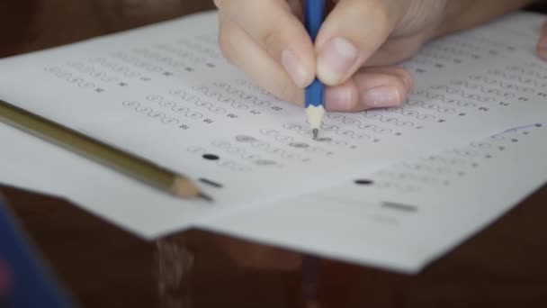 Iskola/egyetemi hallgatók kezét a vizsgák, írás vizsga szoba gazdaság ceruzával optikai formában válaszok papírlapot a pultnál csinál végső vizsgálatot a kémia tanteremben.  - Felvétel, videó