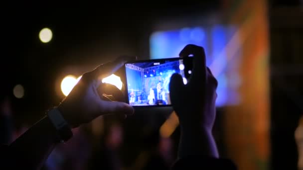 Manos silueta grabación de vídeo de concierto de música en vivo con smartphone - Imágenes, Vídeo