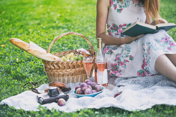 Picnic in the meadow  - 写真・画像