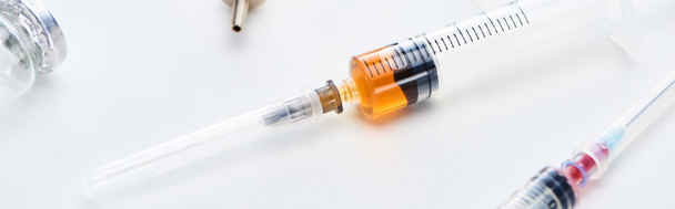 zblízka pohled na injekční stříkačka s drogami na bílém pozadí, panoramatický záběr - Fotografie, Obrázek