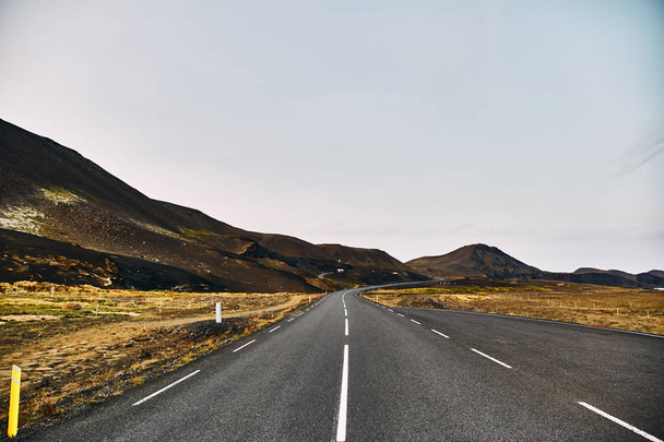 アイスランドの素晴らしい風景の中に美しい道路 - 写真・画像