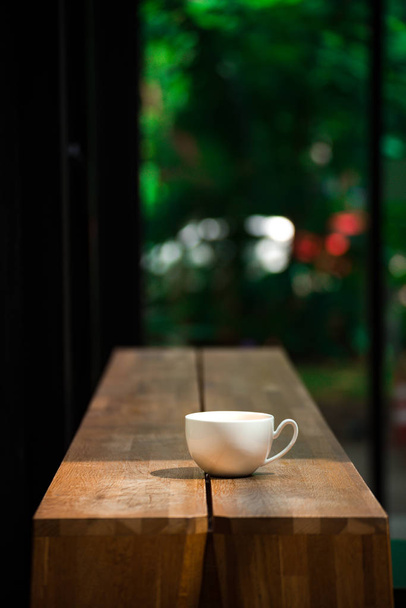 Copa de café blanco en la mesa con fondo Bokeh Naturaleza
 - Foto, Imagen