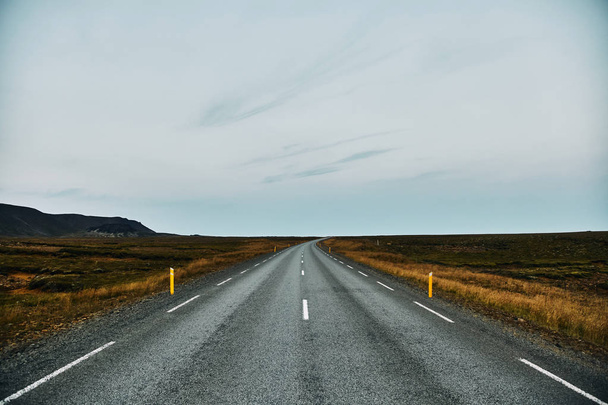 Hermoso camino en los increíbles paisajes de Islandia - Foto, imagen