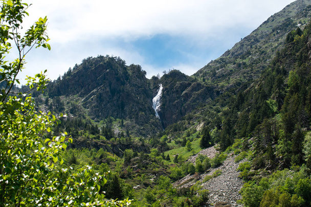 Пейзаж з водоспадом в горах влітку в парку природний дель Comapedrosa, Арінсаль, Андорра - Фото, зображення