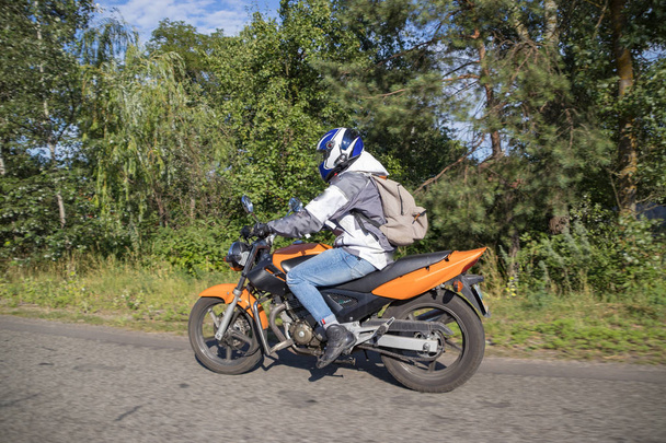 Motorradfahrer fährt auf der Autobahn - Foto, Bild