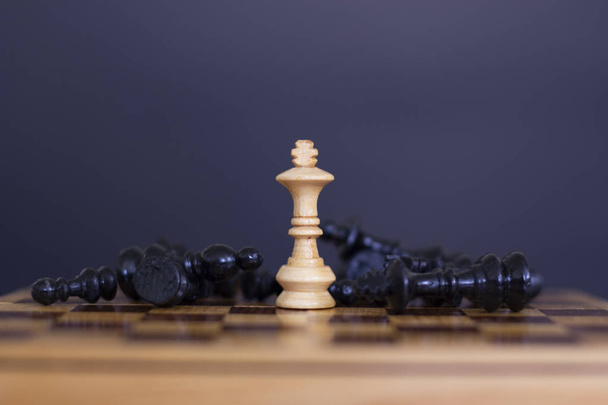 білий шматок шахів в центрі, оточений чорними шматочками кинуті
 - Фото, зображення