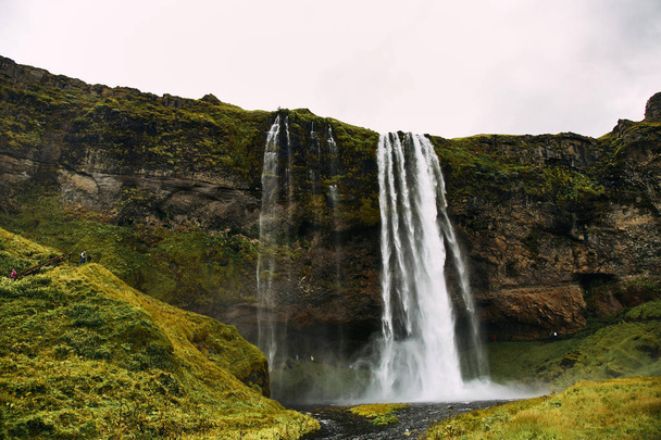 Fantastyczny wodospad Seljalandsfoss w Islandii w słoneczny dzień. - Zdjęcie, obraz