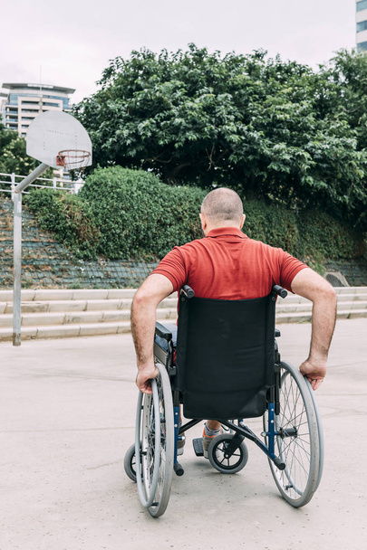 disabled man playing basketball on the court - Foto, Imagen