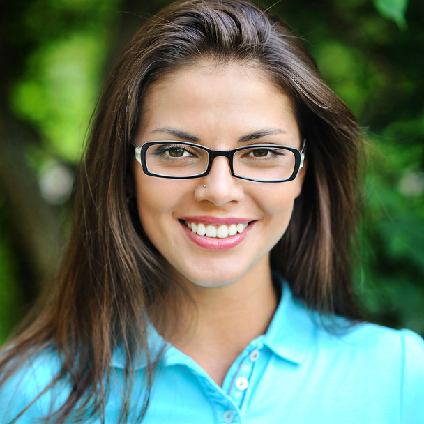 Retrato de joven feliz sonriente mujer alegre en gafas
 - Foto, Imagen