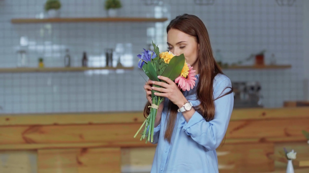 παράδοση άνθρωπος παραδίδει λουλούδια σε γυναίκα στο σπίτι - Πλάνα, βίντεο