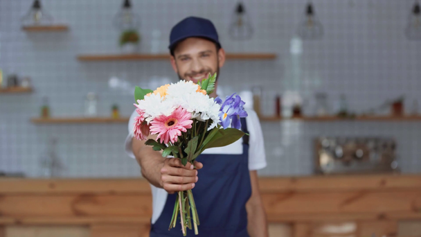 Lieferung lächelnder Mann mit Blumen zu Hause - Filmmaterial, Video