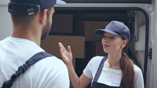trabajadores de entrega hablando cerca de coche con paquetes
  - Imágenes, Vídeo