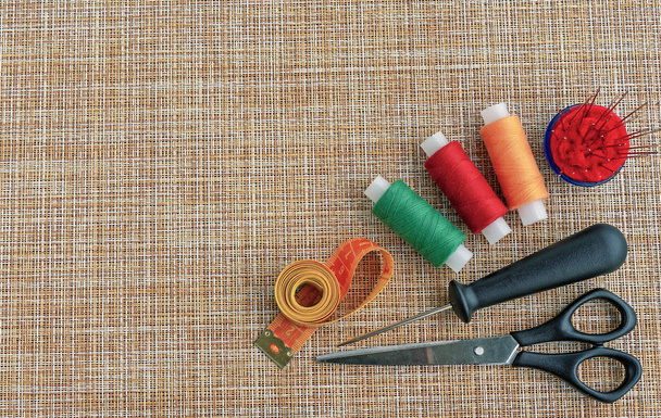 Hilos de coser y otros accesorios para costura y costura. El concepto de accesorios de costura
. - Foto, imagen