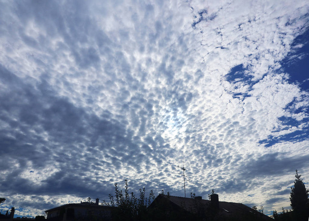 stürmisches Sommerwetter, beeindruckende Wolkenlandschaft mit starkem Wind und blauem Himmel - Foto, Bild