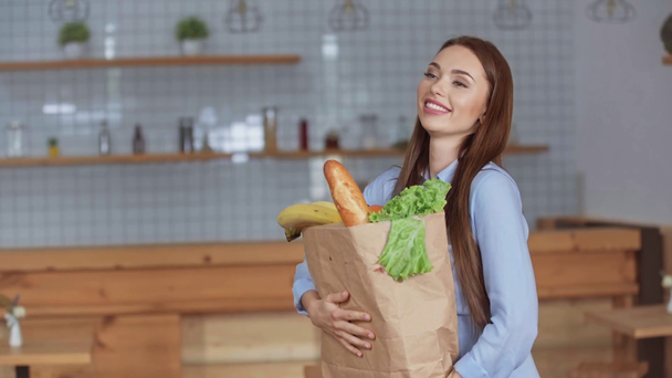 Szczęśliwa kobieta otrzymująca dostawę artykułów spożywczych w domu  - Materiał filmowy, wideo