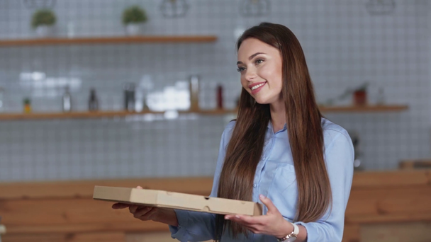 чоловік-доставка дає коробку для піци красивій жінці вдома
  - Кадри, відео